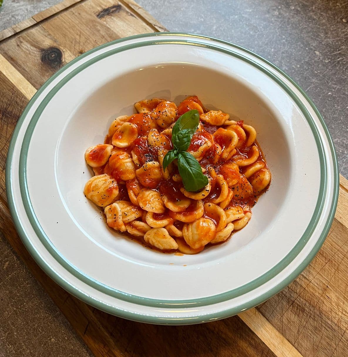 pasta pomodora på tallrik