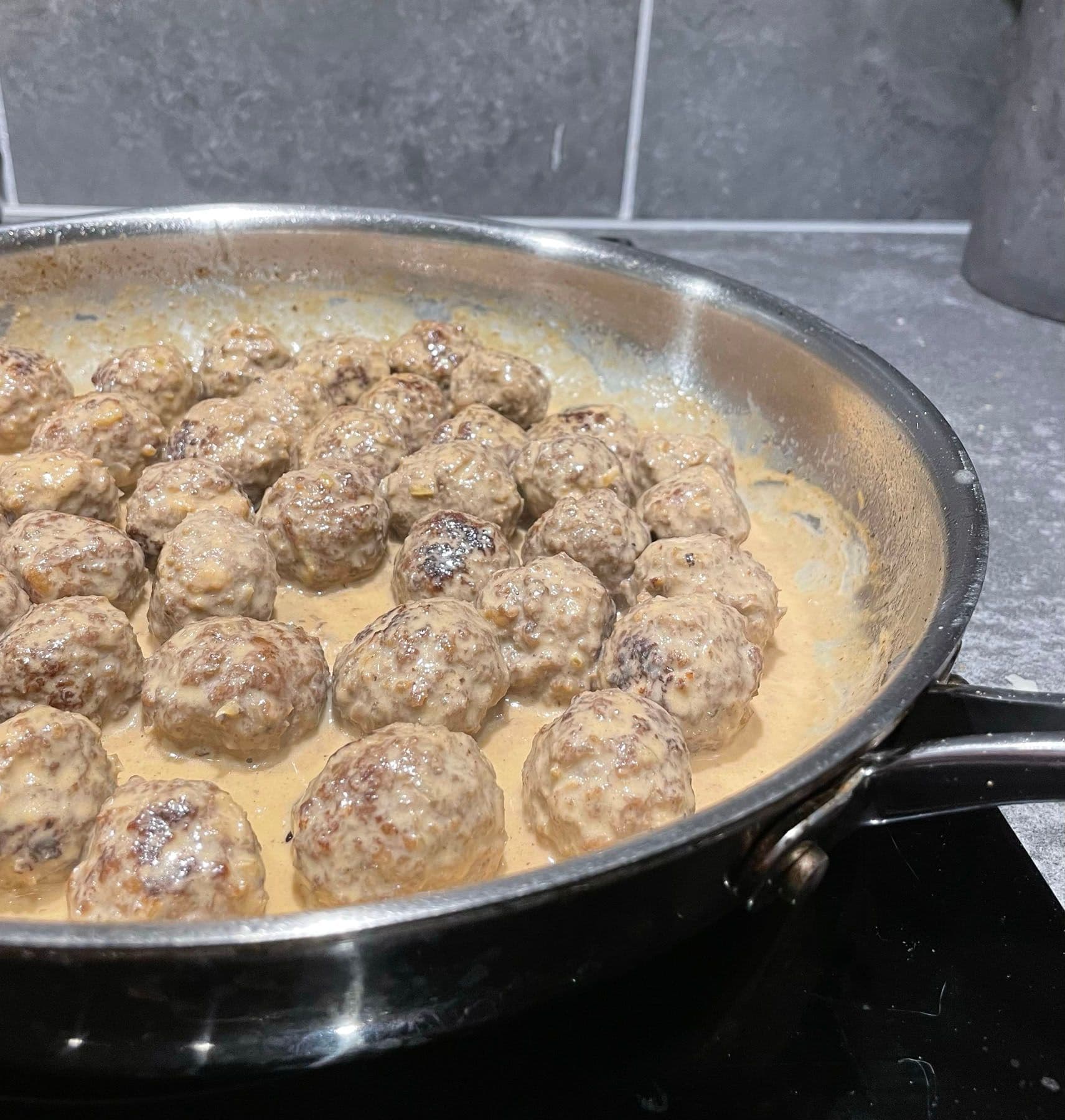 Köttbullar i gräddsås
