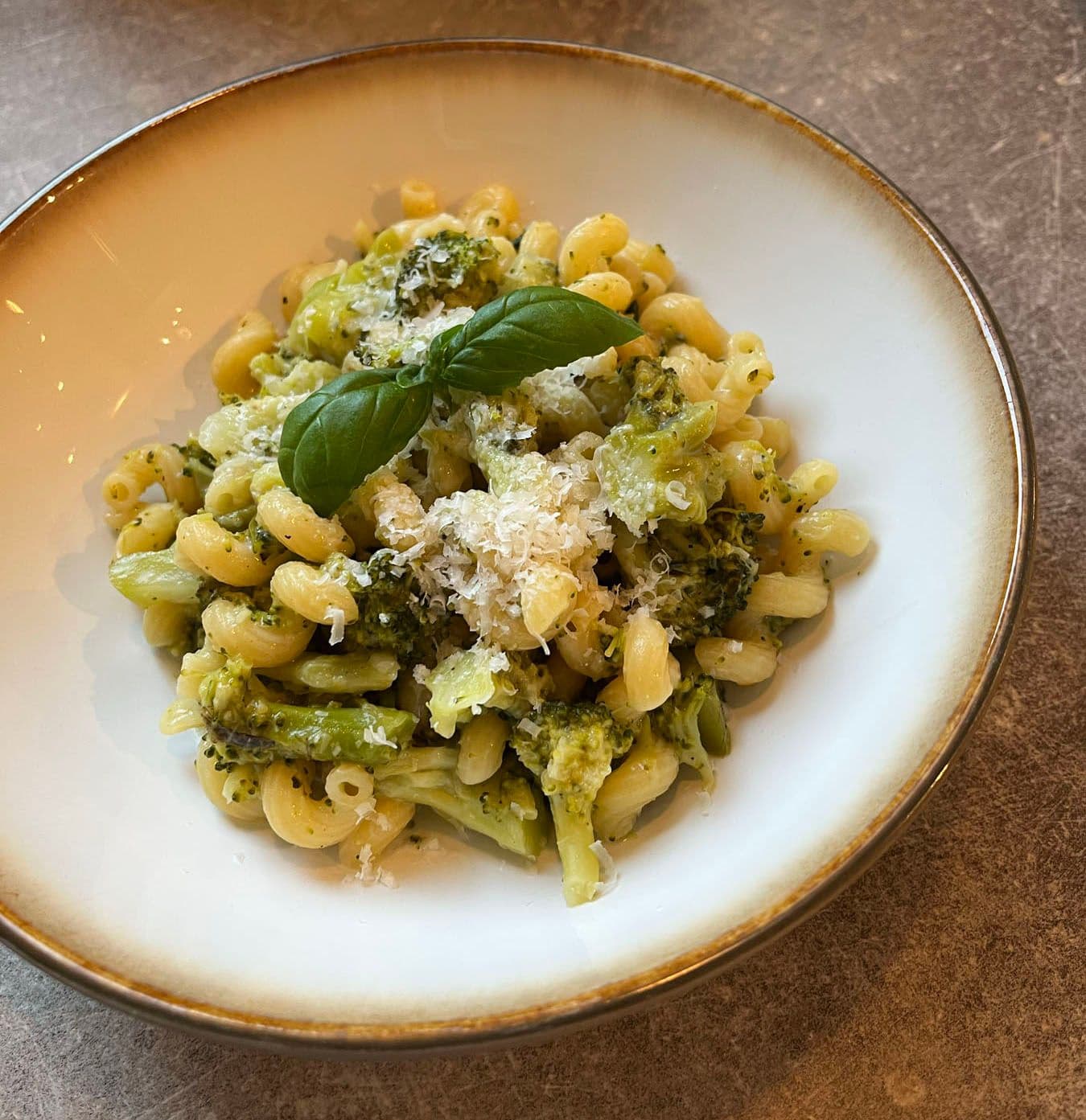Broccoli pasta i tallrik