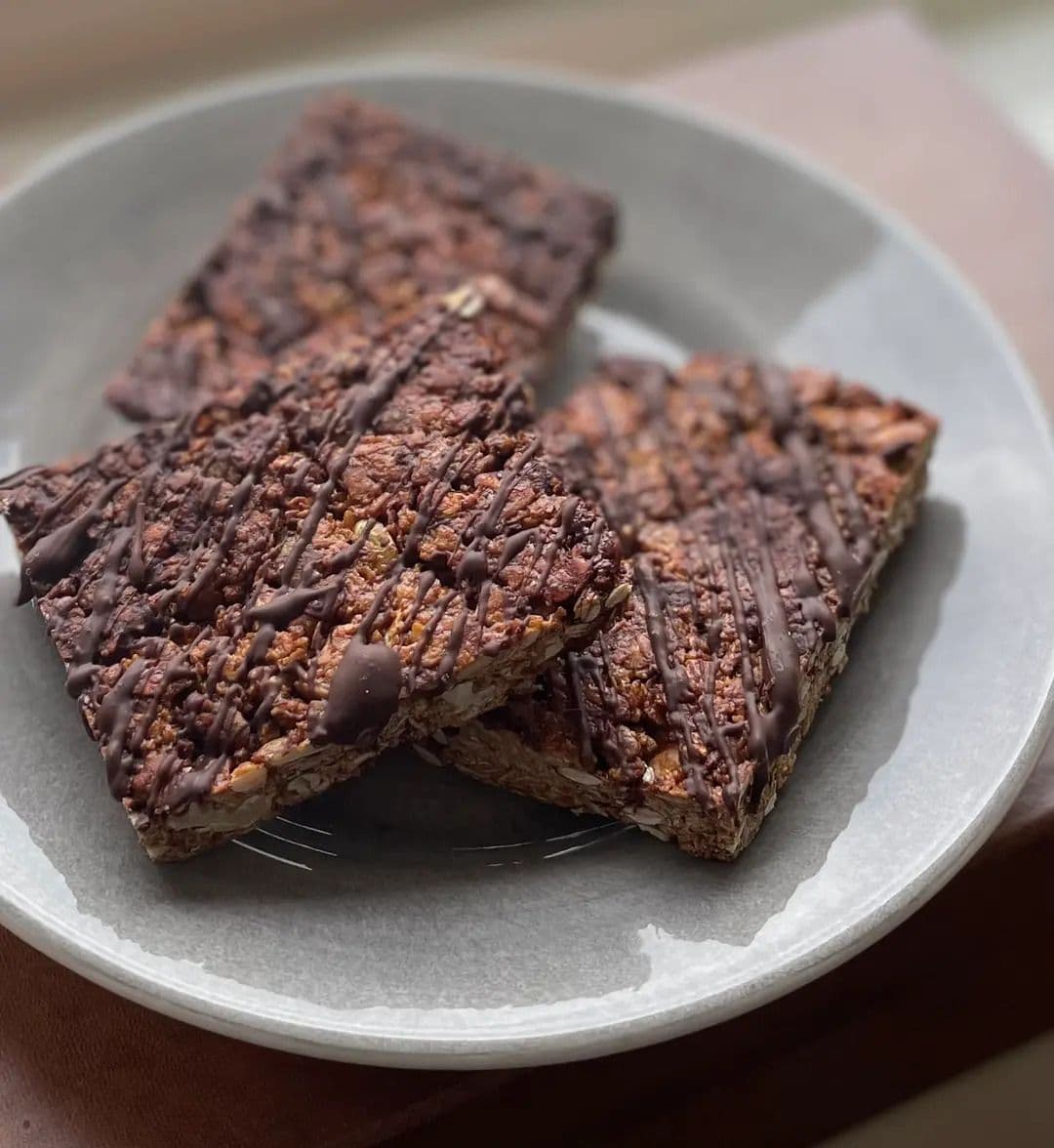 granolabars på en tallrik