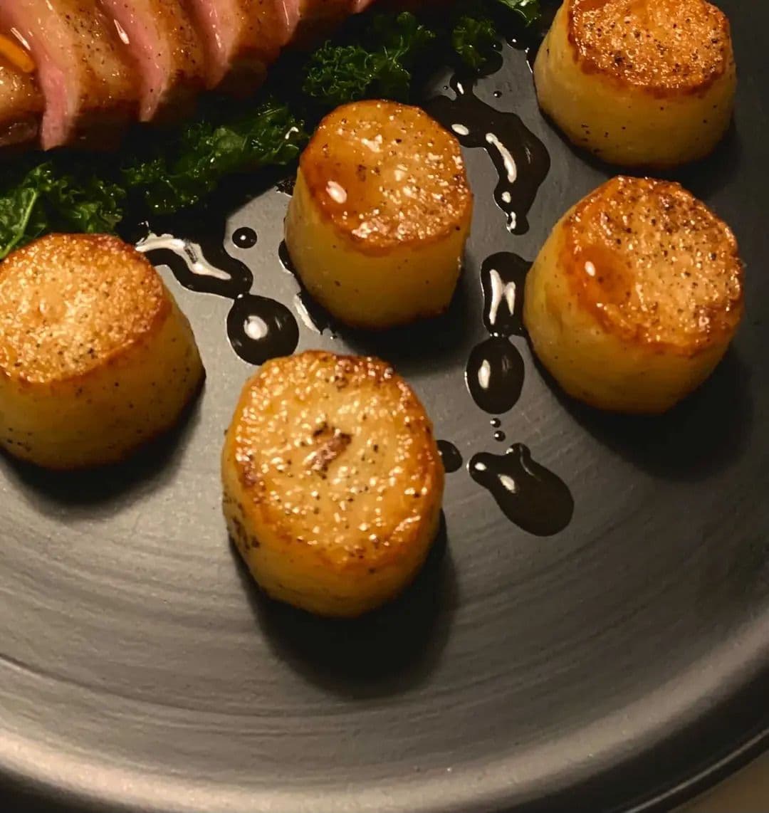 Fondantpotatis på tallrik