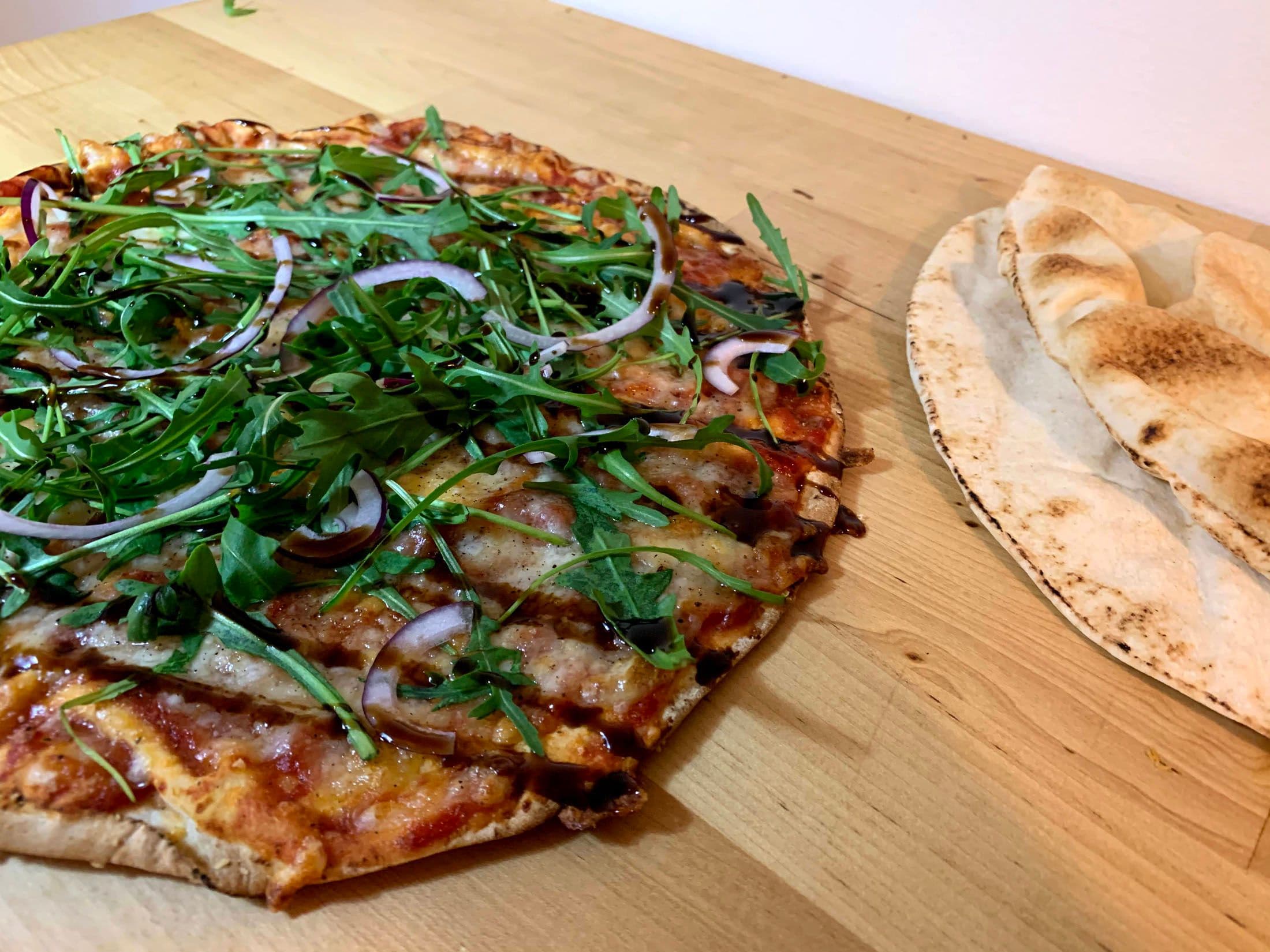 Liba pizza med ruccola, rödlök och balsamvinäger