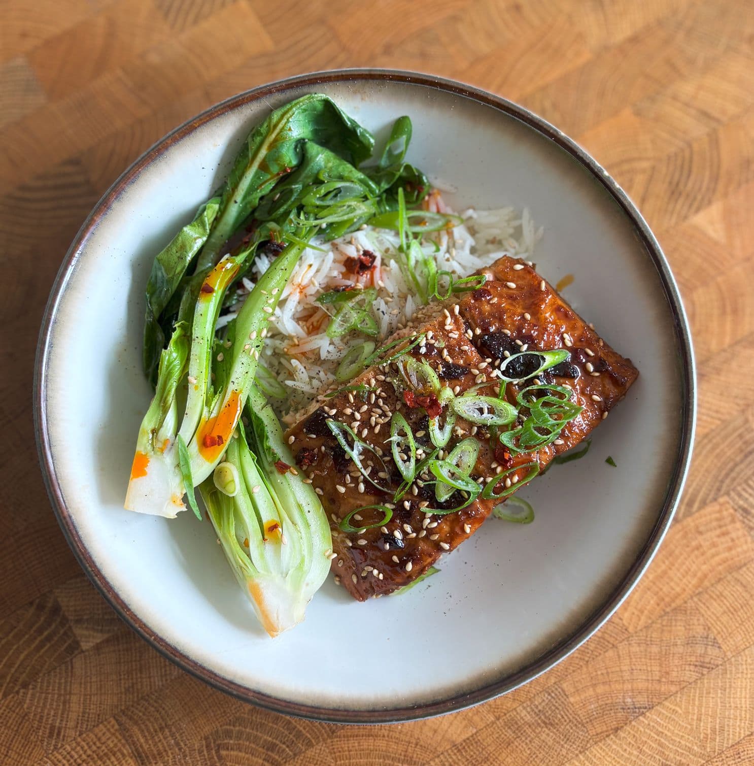 Misomarinerad lax med vitlökspak choi
