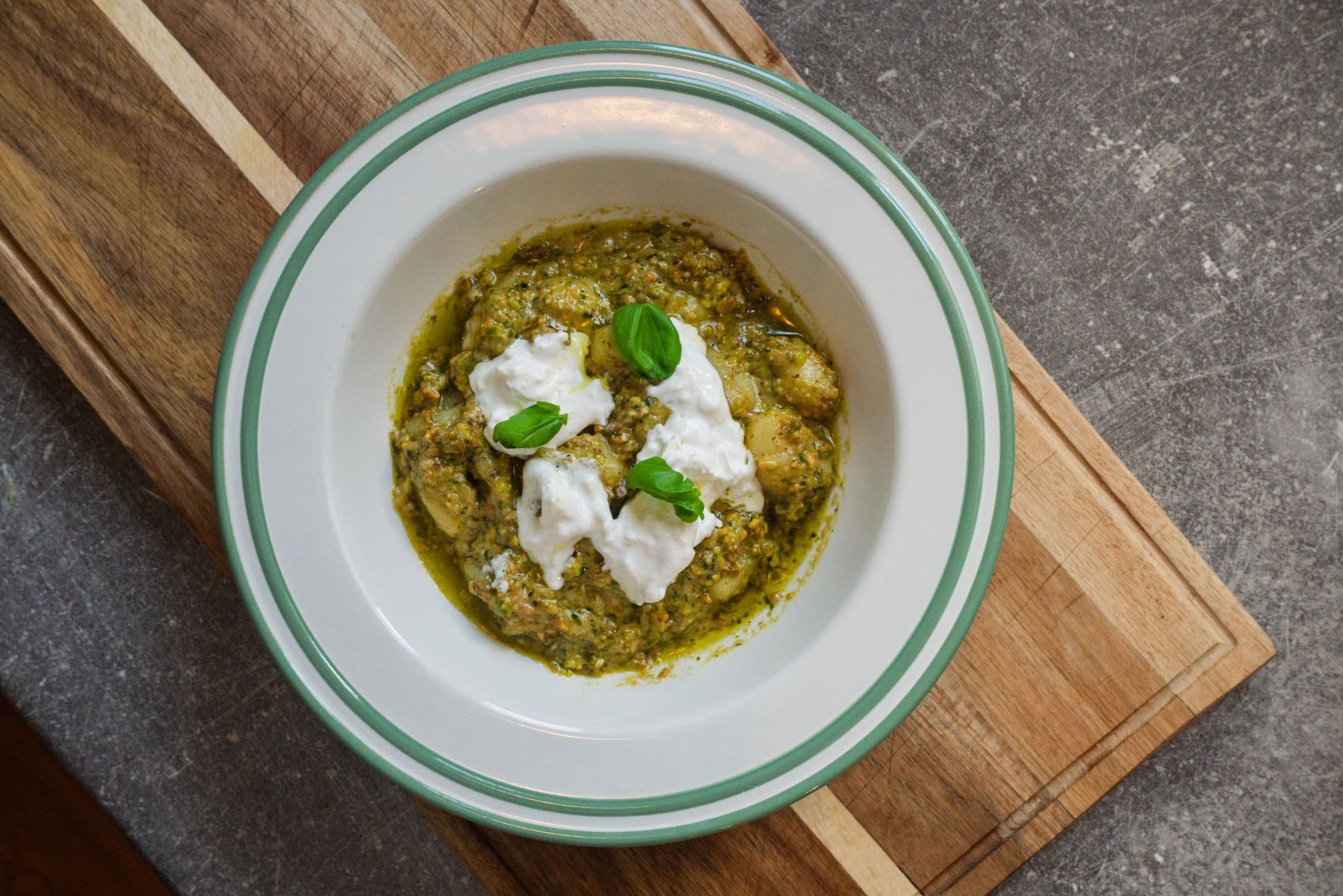Potatisgnocchi med pistagepesto och burrata