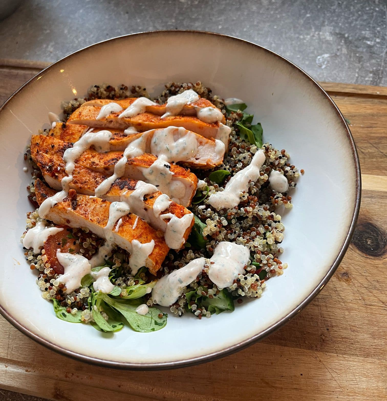 quinoabowl serverad i en tallrik