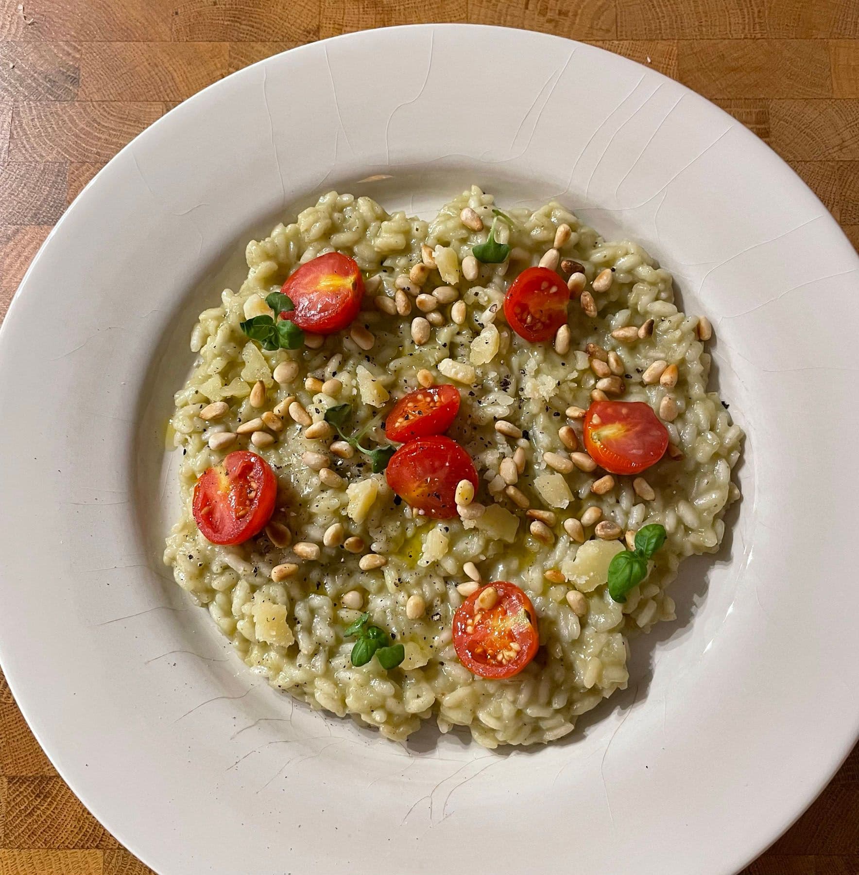 Pesto risotto med ugnrostade körsbärstomater
