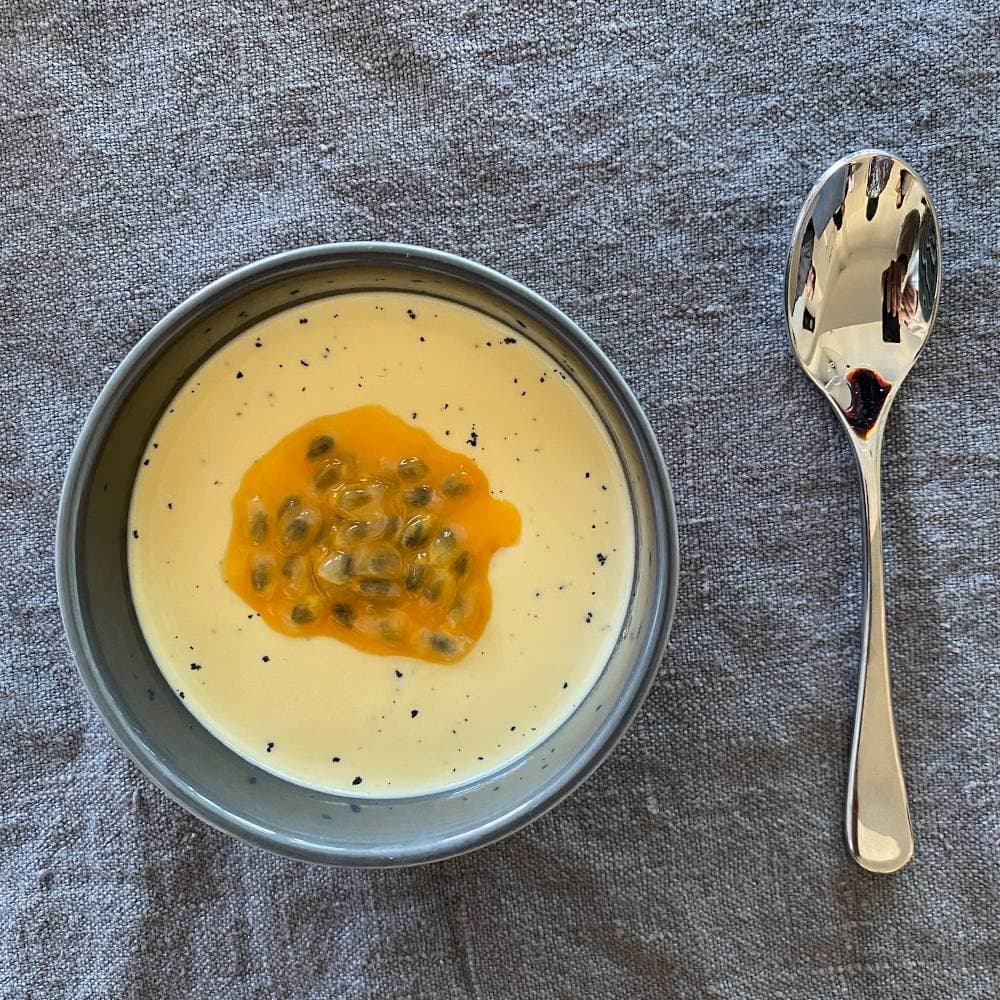 Silkeslen pannacotta med passionsfrukt
